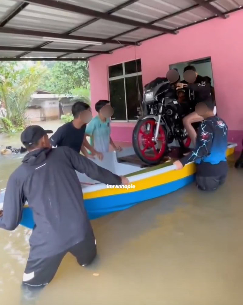 Sekumpulan lelaki sanggup redah banjir